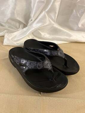 OOFOS OOriginal Limited Floral Print Recovery Thong Sandals